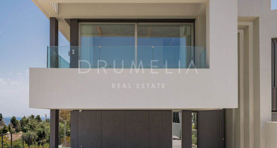 Contemporary villa with sea views in Altos de Puente Romano