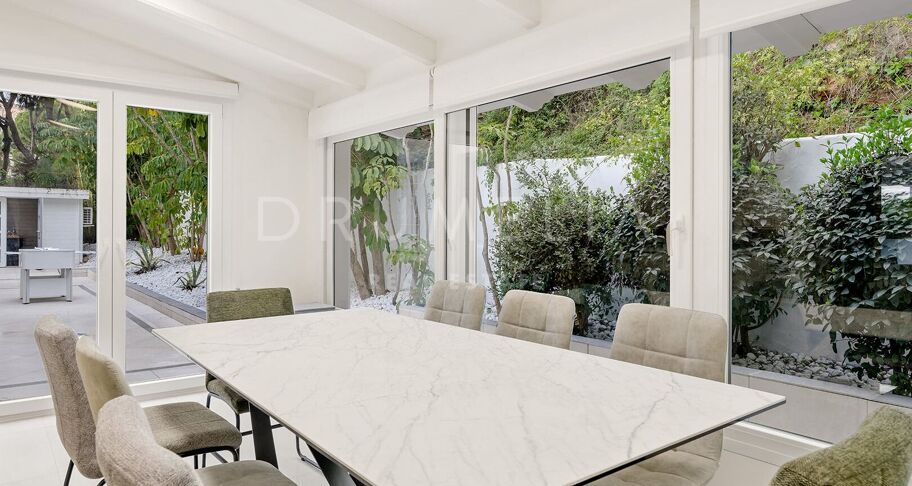 Renovierte strandnahe Villa in Marbesa, Marbella Ost
