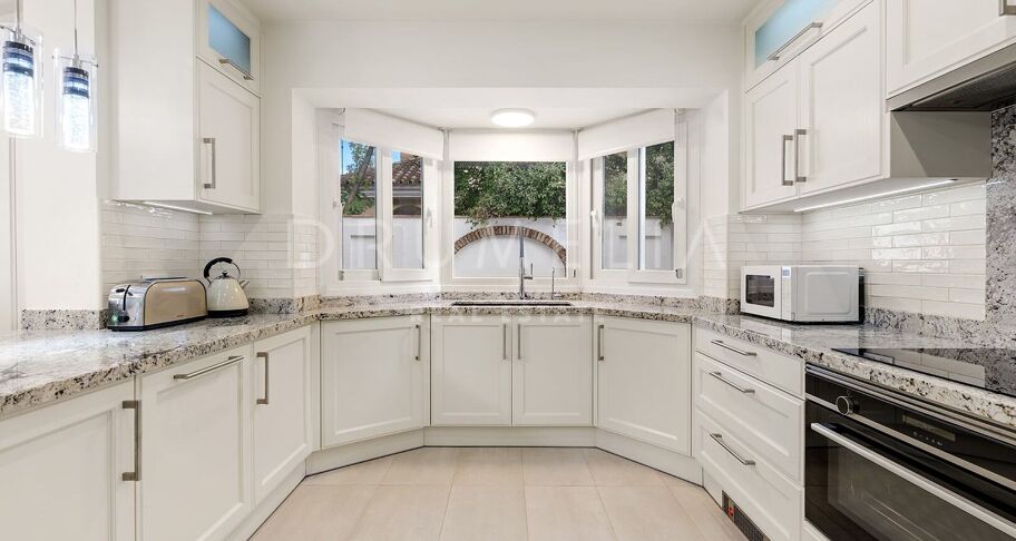Renovierte strandnahe Villa in Marbesa, Marbella Ost