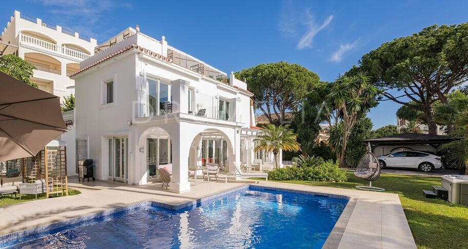 Renovierte strandnahe Villa in Marbesa, Marbella Ost