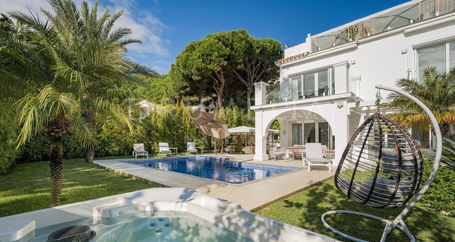 Renovierte strandnahe Villa in Marbesa, Marbella Ost