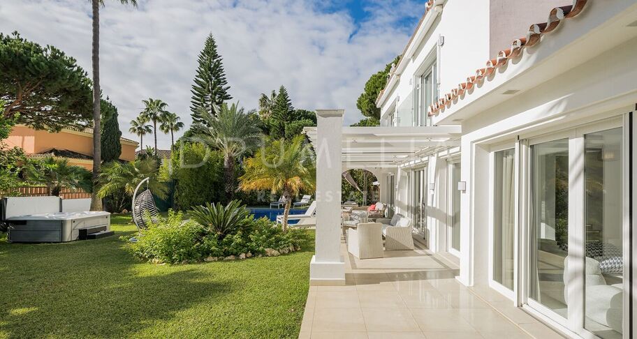 Renovierte strandnahe Villa in Marbesa, Marbella Ost
