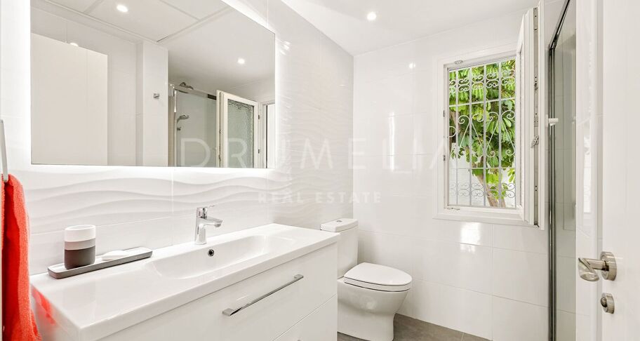Renovierte strandnahe Villa in Marbesa, Marbella Ost