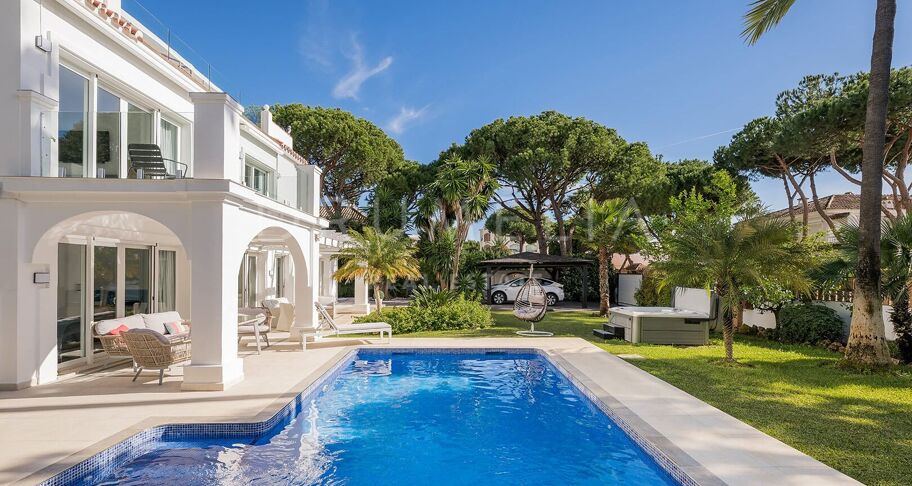 Renovierte strandnahe Villa in Marbesa, Marbella Ost