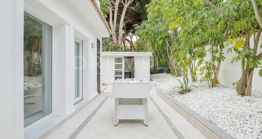 Renovierte strandnahe Villa in Marbesa, Marbella Ost
