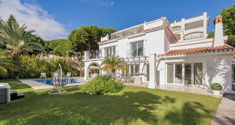 Renovierte strandnahe Villa in Marbesa, Marbella Ost