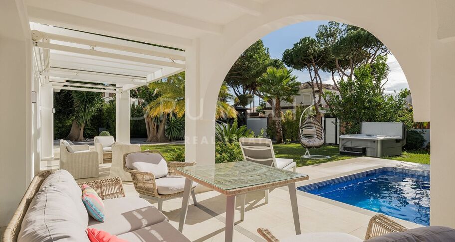 Renovierte strandnahe Villa in Marbesa, Marbella Ost