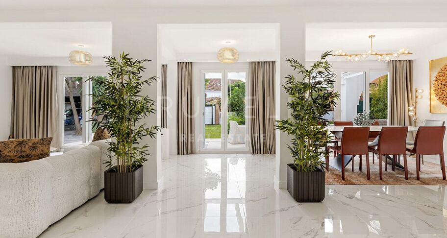 Renovierte strandnahe Villa in Marbesa, Marbella Ost