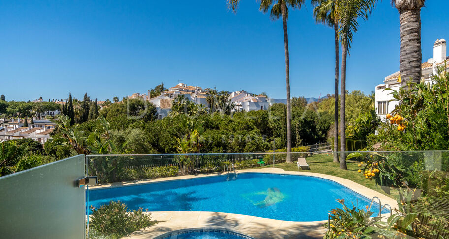 Elegante townhouse aan de Golden Mile op loopafstand van Puente Romano en het strand