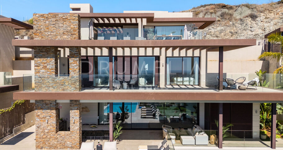 Villa moderna con solárium en la azotea en La Alquería, Benahavís