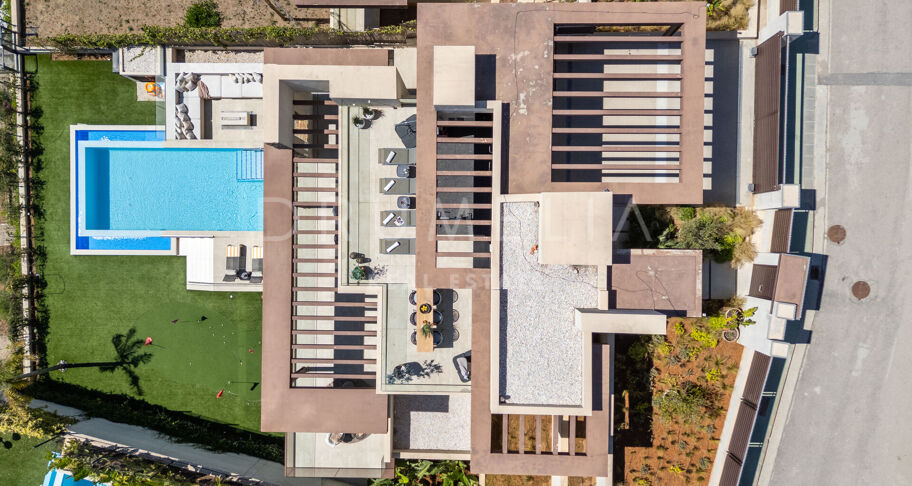 Villa moderna con solárium en la azotea en La Alquería, Benahavís