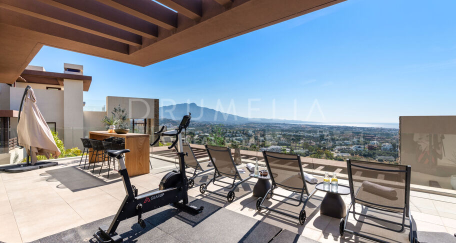 Villa moderna con solárium en la azotea en La Alquería, Benahavís