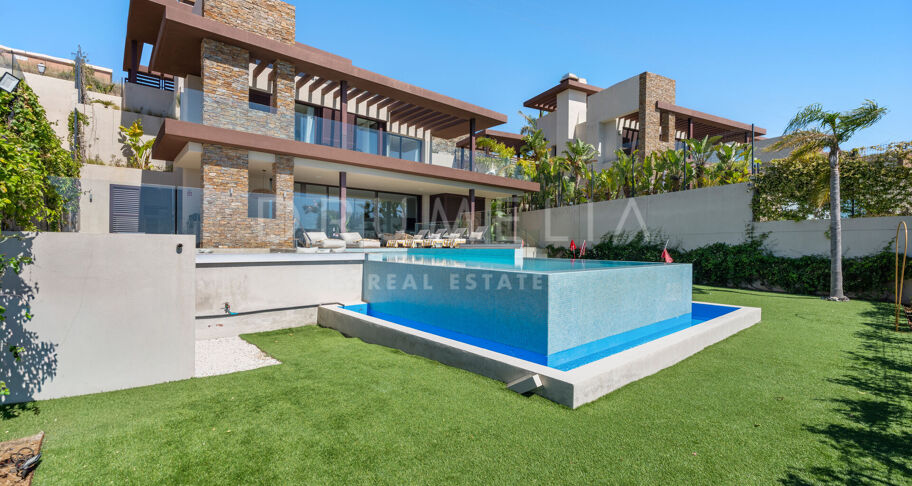 Villa moderna con solárium en la azotea en La Alquería, Benahavís