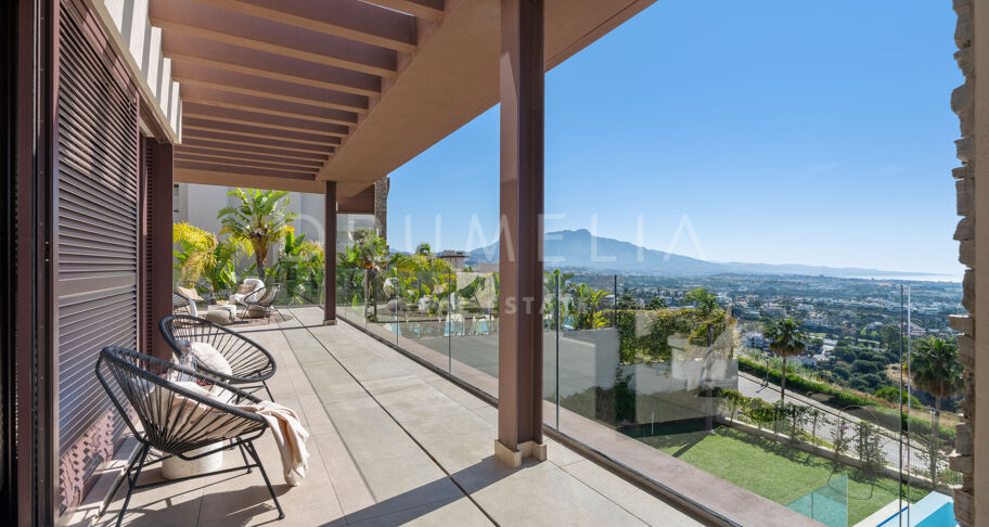Villa moderna con solárium en la azotea en La Alquería, Benahavís