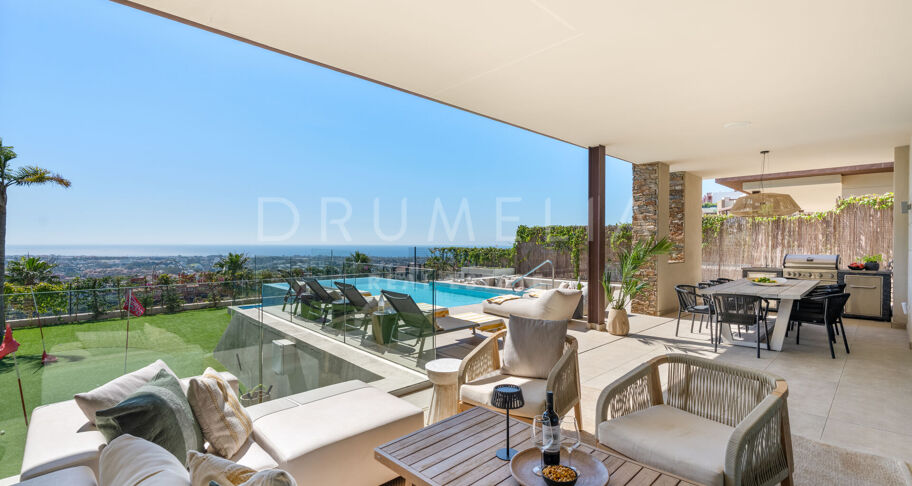 Villa moderna con solárium en la azotea en La Alquería, Benahavís