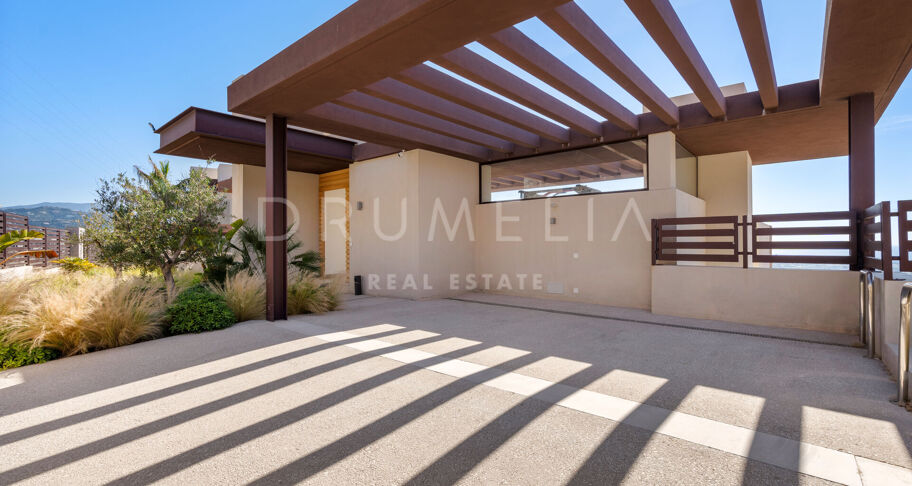 Villa moderna con solárium en la azotea en La Alquería, Benahavís