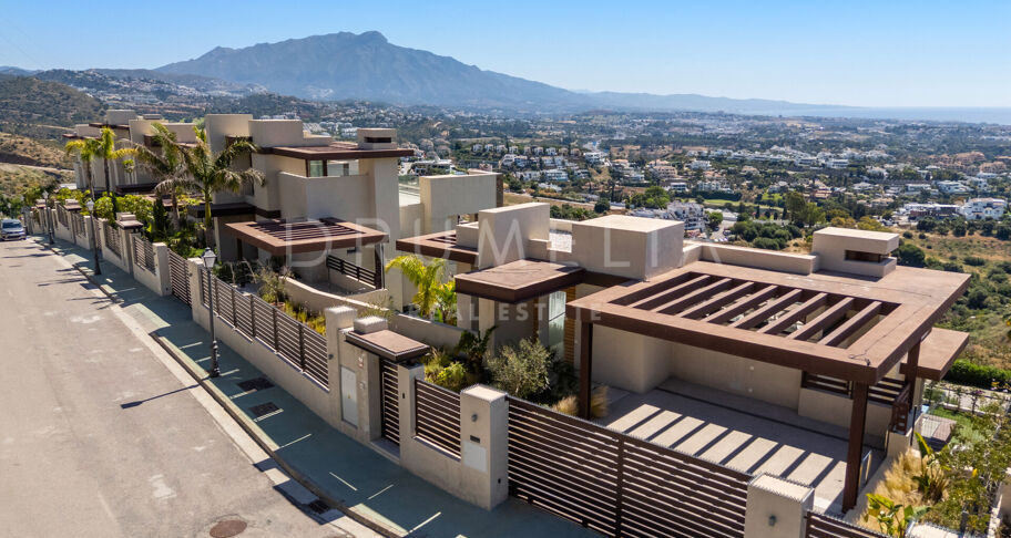 Villa moderna con solárium en la azotea en La Alquería, Benahavís