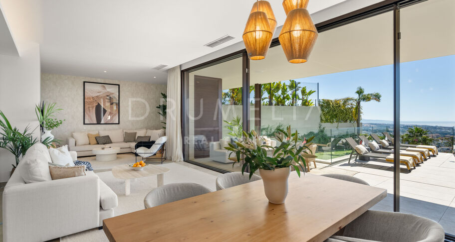 Villa moderna con solárium en la azotea en La Alquería, Benahavís