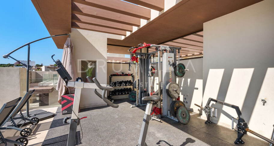 Villa moderna con solárium en la azotea en La Alquería, Benahavís