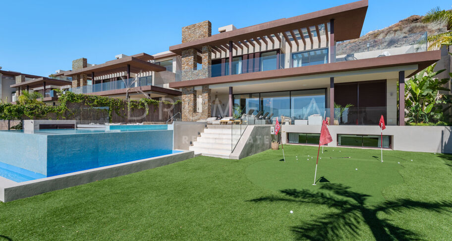 Villa moderna con solárium en la azotea en La Alquería, Benahavís