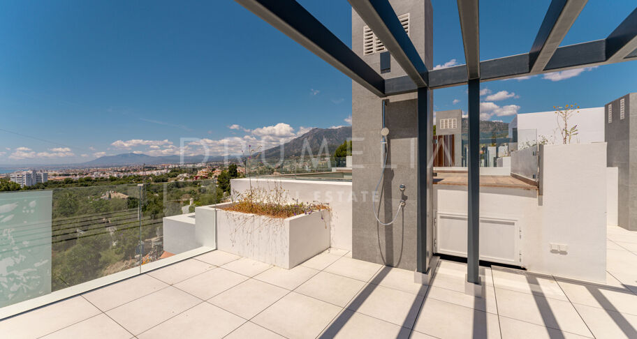 Casa adosada de lujo con piscina en azotea y vistas al mar, Río Real, Marbella