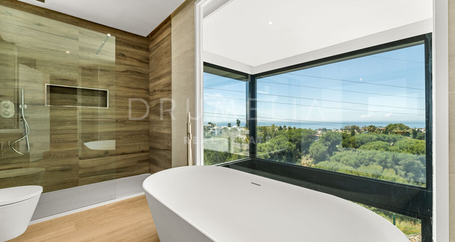 Casa adosada de lujo con piscina en azotea y vistas al mar, Río Real, Marbella