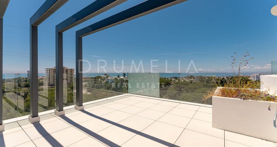 Casa adosada de lujo con piscina en azotea y vistas al mar, Río Real, Marbella