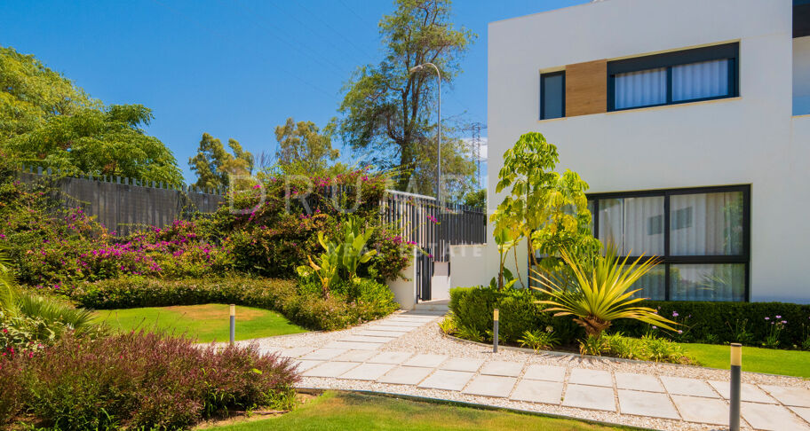 Sofistikerat radhus med 3 sovrum i Los Naranjos, Nueva Andalucía