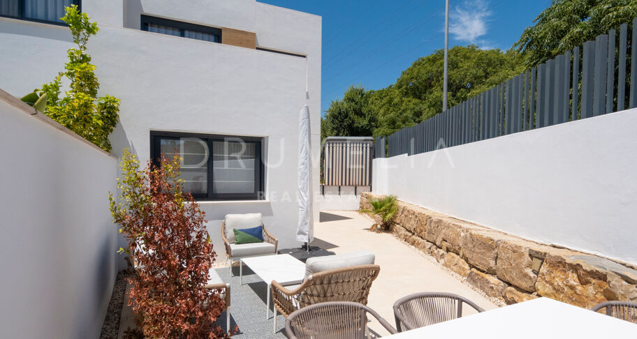 Sofistikerat radhus med 3 sovrum i Los Naranjos, Nueva Andalucía