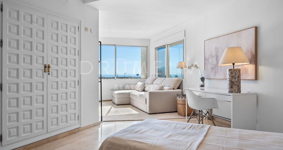 Storslått nylig renovert penthouse med 360º utsikt over hav, golf og La Concha i Guadalmina Alta, Langtidsleie