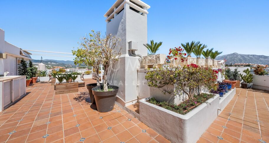 Storslått nylig renovert penthouse med 360º utsikt over hav, golf og La Concha i Guadalmina Alta, Langtidsleie