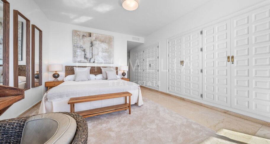 Storslått nylig renovert penthouse med 360º utsikt over hav, golf og La Concha i Guadalmina Alta, Langtidsleie