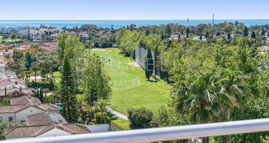 Storslått nylig renovert penthouse med 360º utsikt over hav, golf og La Concha i Guadalmina Alta, Langtidsleie