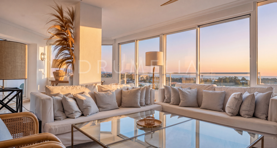 Storslått nylig renovert penthouse med 360º utsikt over hav, golf og La Concha i Guadalmina Alta, Langtidsleie