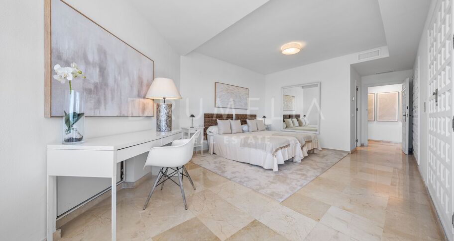 Storslått nylig renovert penthouse med 360º utsikt over hav, golf og La Concha i Guadalmina Alta, Langtidsleie