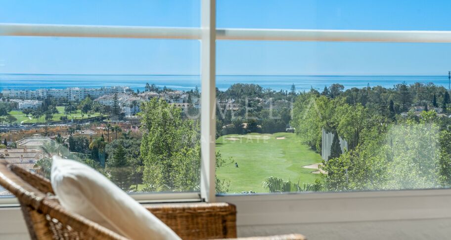 Storslått nylig renovert penthouse med 360º utsikt over hav, golf og La Concha i Guadalmina Alta, Langtidsleie