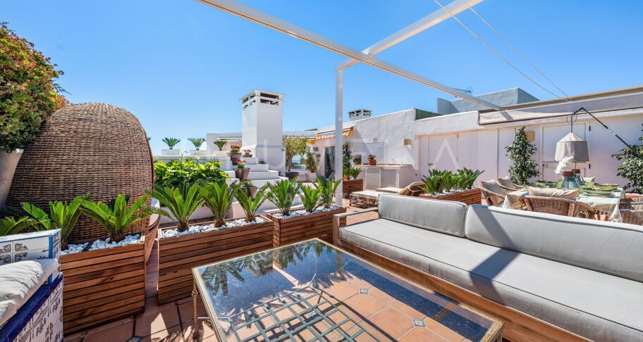 Storslått nylig renovert penthouse med 360º utsikt over hav, golf og La Concha i Guadalmina Alta, Langtidsleie