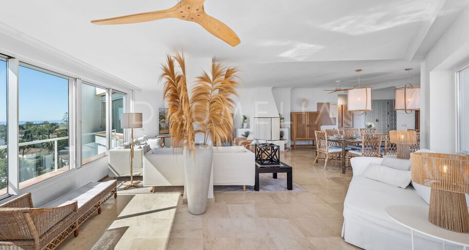 Storslått nylig renovert penthouse med 360º utsikt over hav, golf og La Concha i Guadalmina Alta, Langtidsleie