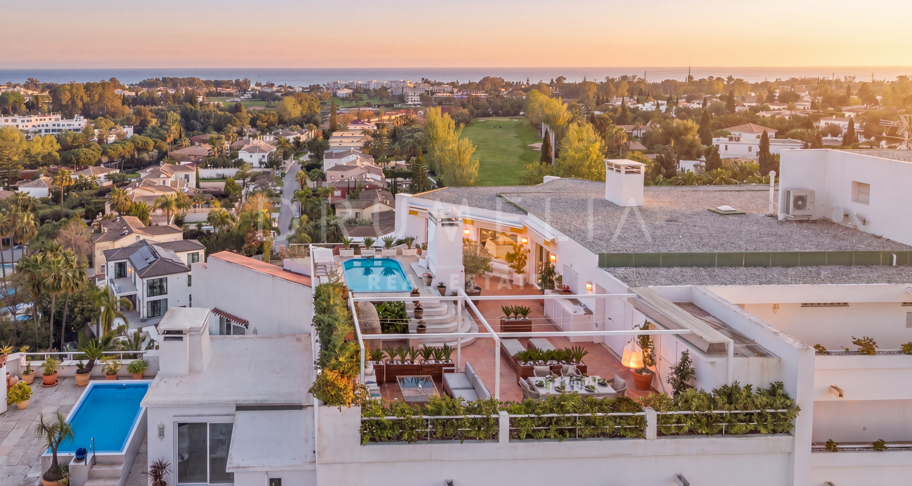 Storslått nylig renovert penthouse med 360º utsikt over hav, golf og La Concha i Guadalmina Alta, Langtidsleie