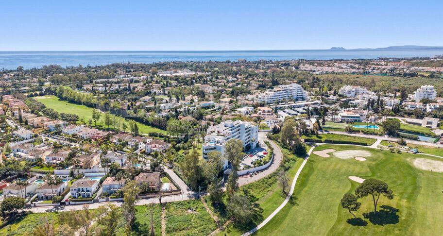 Storslått nylig renovert penthouse med 360º utsikt over hav, golf og La Concha i Guadalmina Alta, Langtidsleie