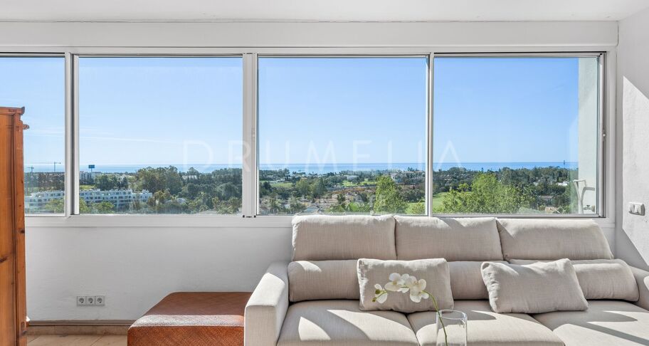 Storslått nylig renovert penthouse med 360º utsikt over hav, golf og La Concha i Guadalmina Alta, Langtidsleie