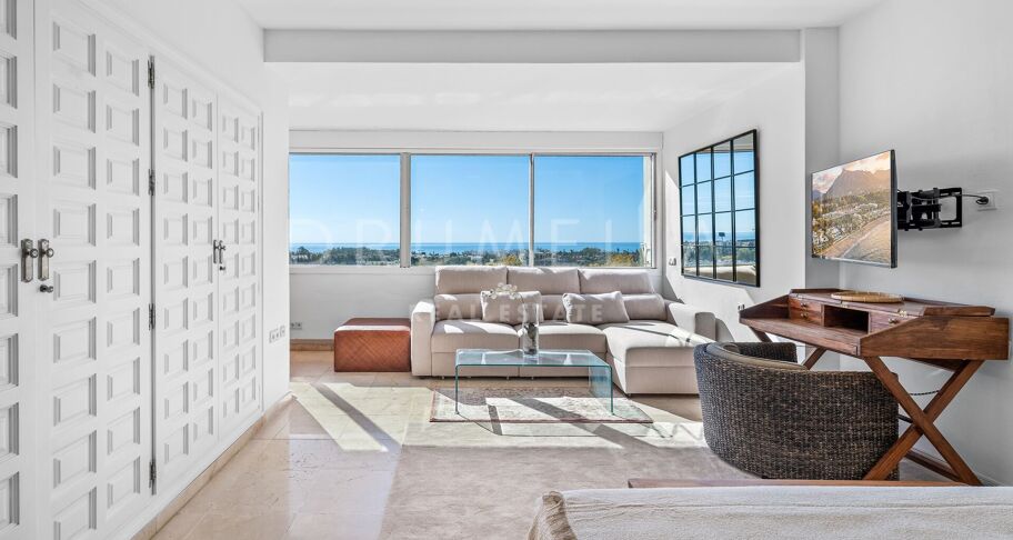 Storslått nylig renovert penthouse med 360º utsikt over hav, golf og La Concha i Guadalmina Alta, Langtidsleie