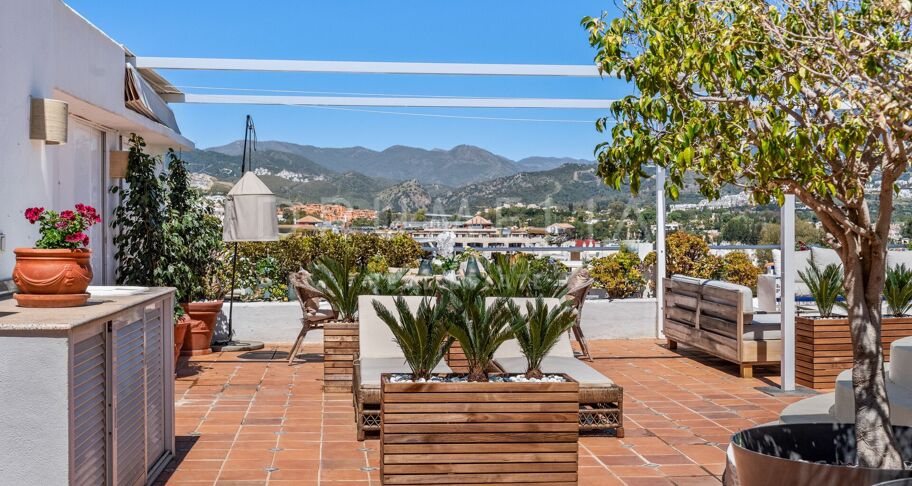 Storslått nylig renovert penthouse med 360º utsikt over hav, golf og La Concha i Guadalmina Alta, Langtidsleie