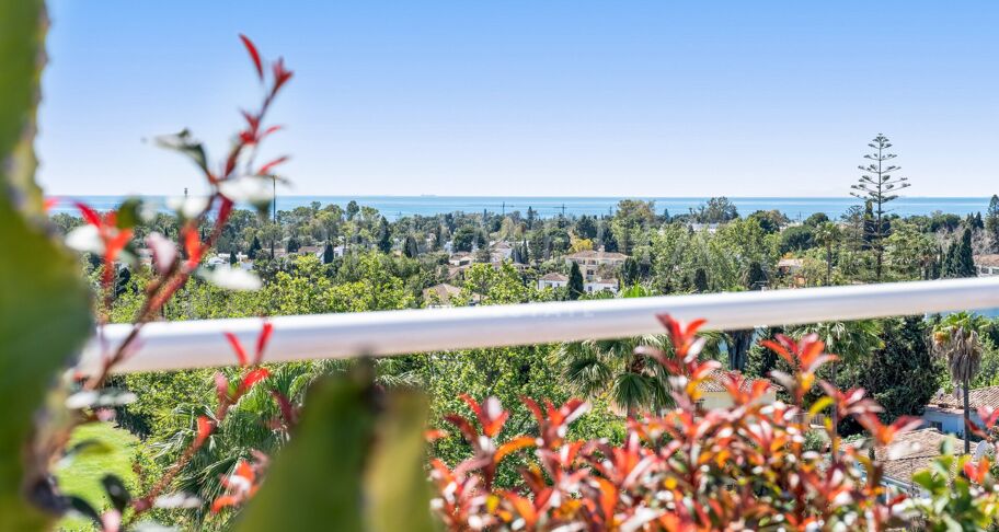 Storslått nylig renovert penthouse med 360º utsikt over hav, golf og La Concha i Guadalmina Alta, Langtidsleie
