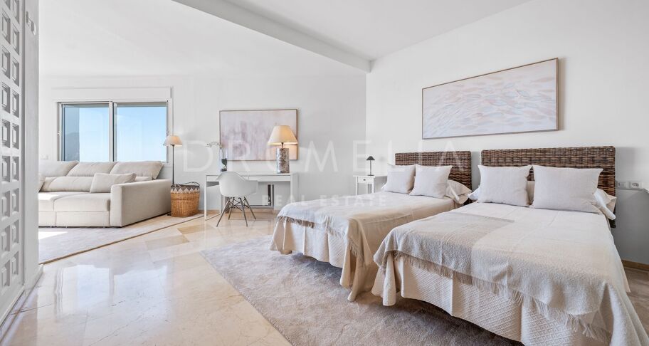 Storslått nylig renovert penthouse med 360º utsikt over hav, golf og La Concha i Guadalmina Alta, Langtidsleie