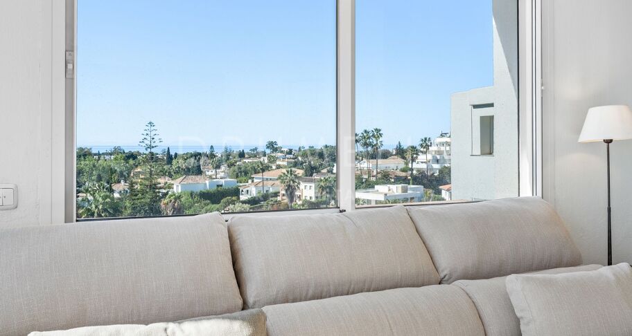 Storslått nylig renovert penthouse med 360º utsikt over hav, golf og La Concha i Guadalmina Alta, Langtidsleie