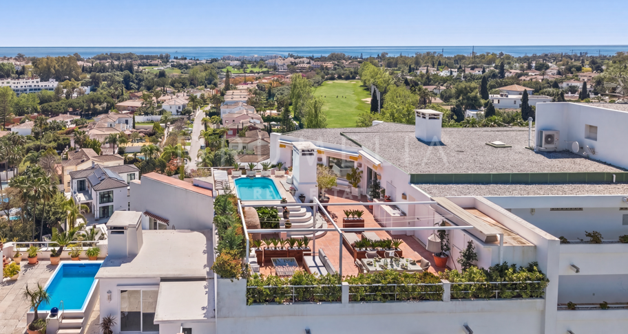 Storslått nylig renovert penthouse med 360º utsikt over hav, golf og La Concha i Guadalmina Alta, Langtidsleie