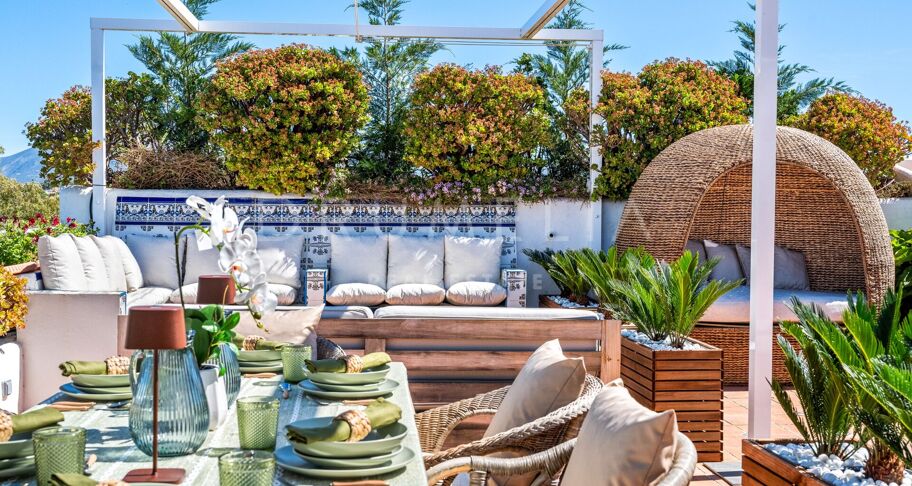 Storslått nylig renovert penthouse med 360º utsikt over hav, golf og La Concha i Guadalmina Alta, Langtidsleie