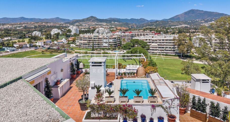 Storslått nylig renovert penthouse med 360º utsikt over hav, golf og La Concha i Guadalmina Alta, Langtidsleie