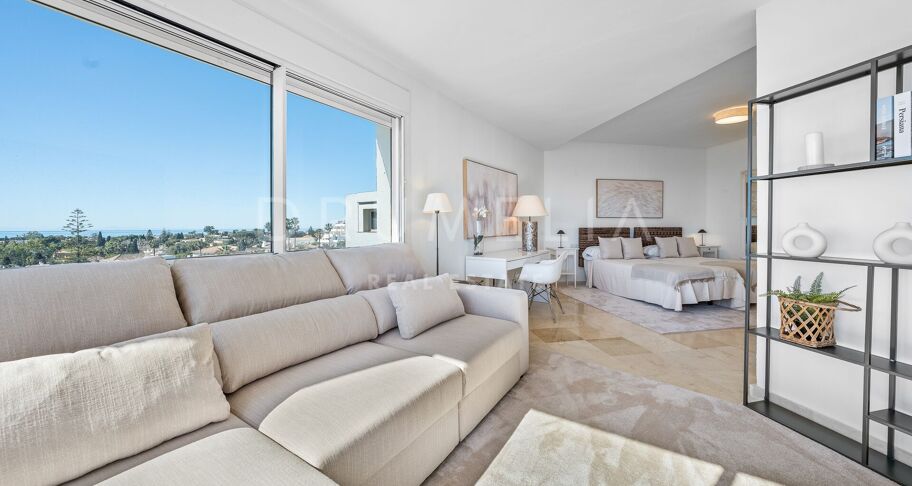 Storslått nylig renovert penthouse med 360º utsikt over hav, golf og La Concha i Guadalmina Alta, Langtidsleie